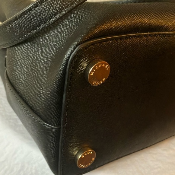 Michael Kors: Black Sheila Medium Faux Saffiano Leather Satchel- Gold Tone - Picture 10 of 15